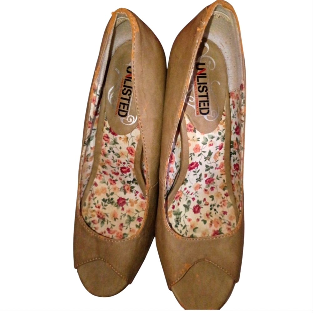 🦄Unlisted Tan Floral Wedges Size 7